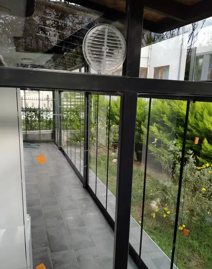 Bahçeye açılan cam balkon koridoru