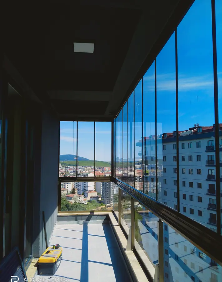 Şehir manzaralı köşe cam balkon